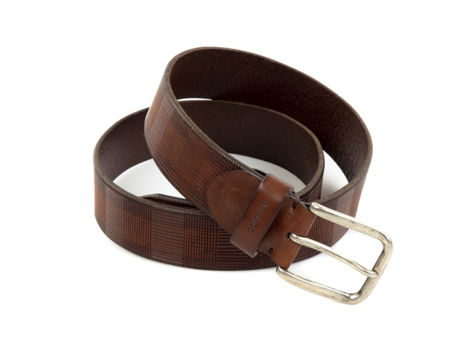 Cinturón sport de piel grabada.