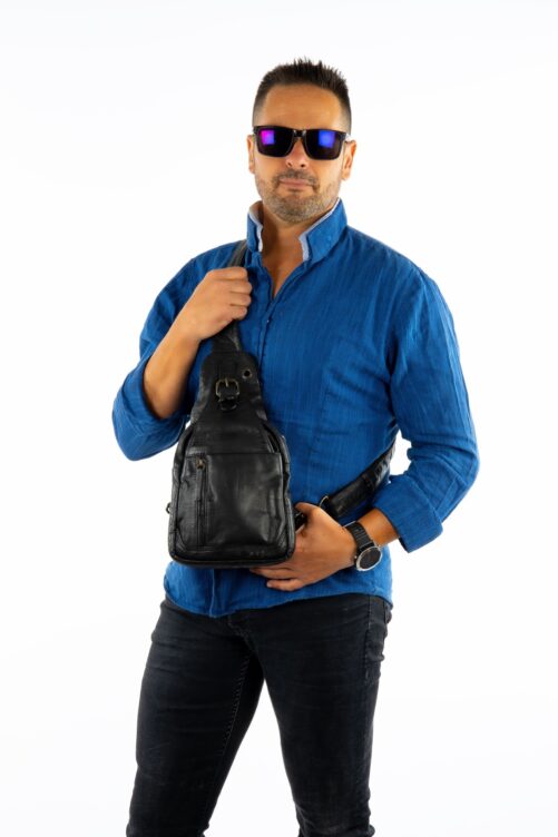 Mochila de piel con tira en bandolera