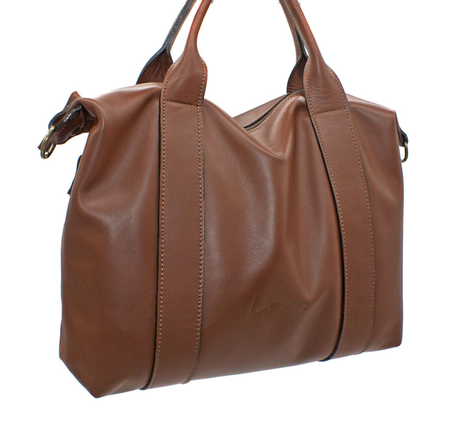 Bolso de piel con asa de mano.