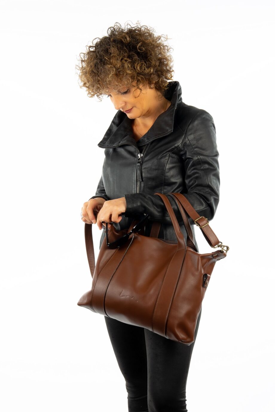 Bolso de piel con asa de mano.