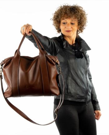Bolso de piel con asa de mano.