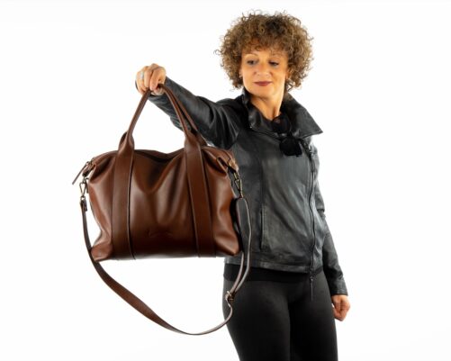 Bolso de piel con asa de mano.