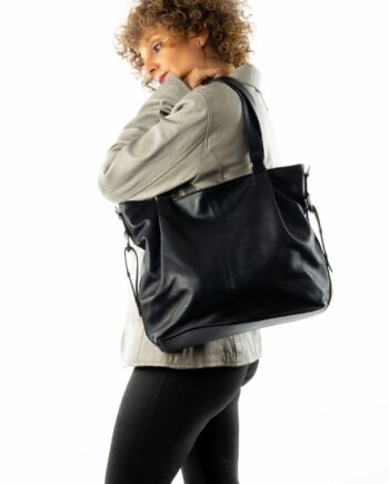 Bolso de piel con adornos laterales.