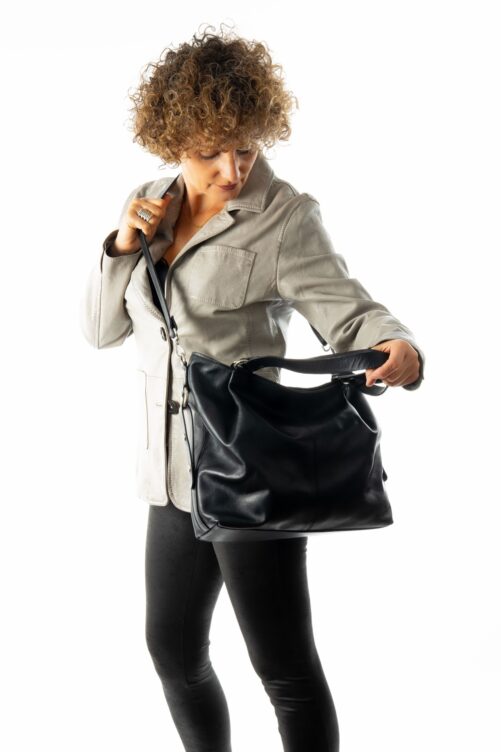 Bolso de piel con adornos laterales. - Imagen 11