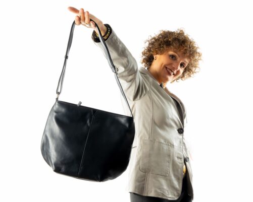 Bolso de piel con tira regulable. - Imagen 2