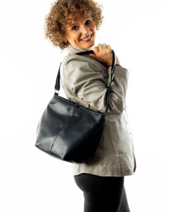 Bolso de piel con tira regulable.