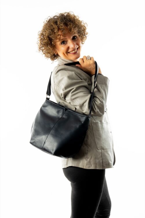 Bolso de piel con tira regulable.