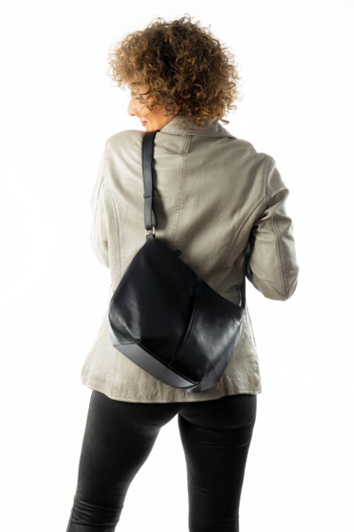 Bolso de piel con tira regulable. - Imagen 3