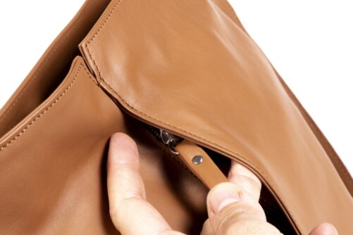 Bolso de piel con tira regulable. - Imagen 21