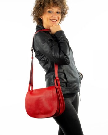 Bolso tipo cartera redondeada.