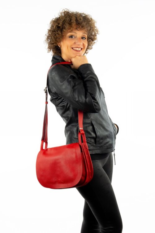 Bolso tipo cartera redondeada.