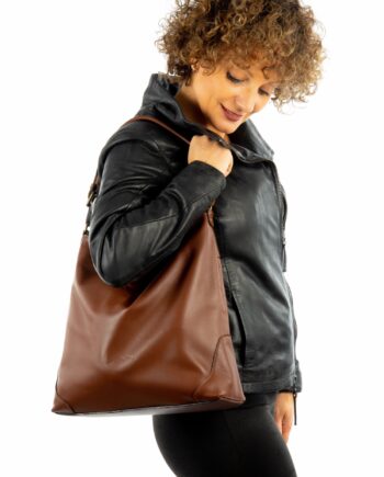 Bolso de piel tipo saco.