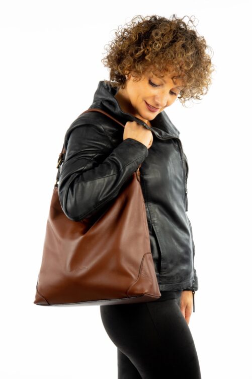 Bolso de piel tipo saco.