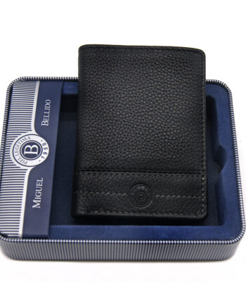 Cartera de piel grabada.