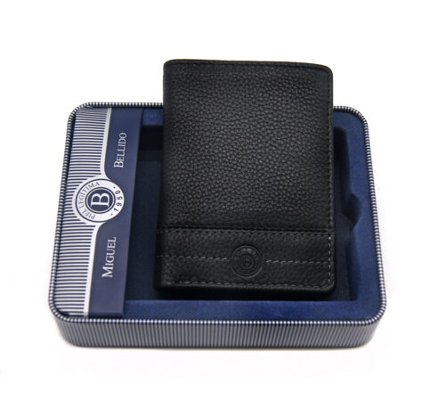 Cartera de piel grabada.