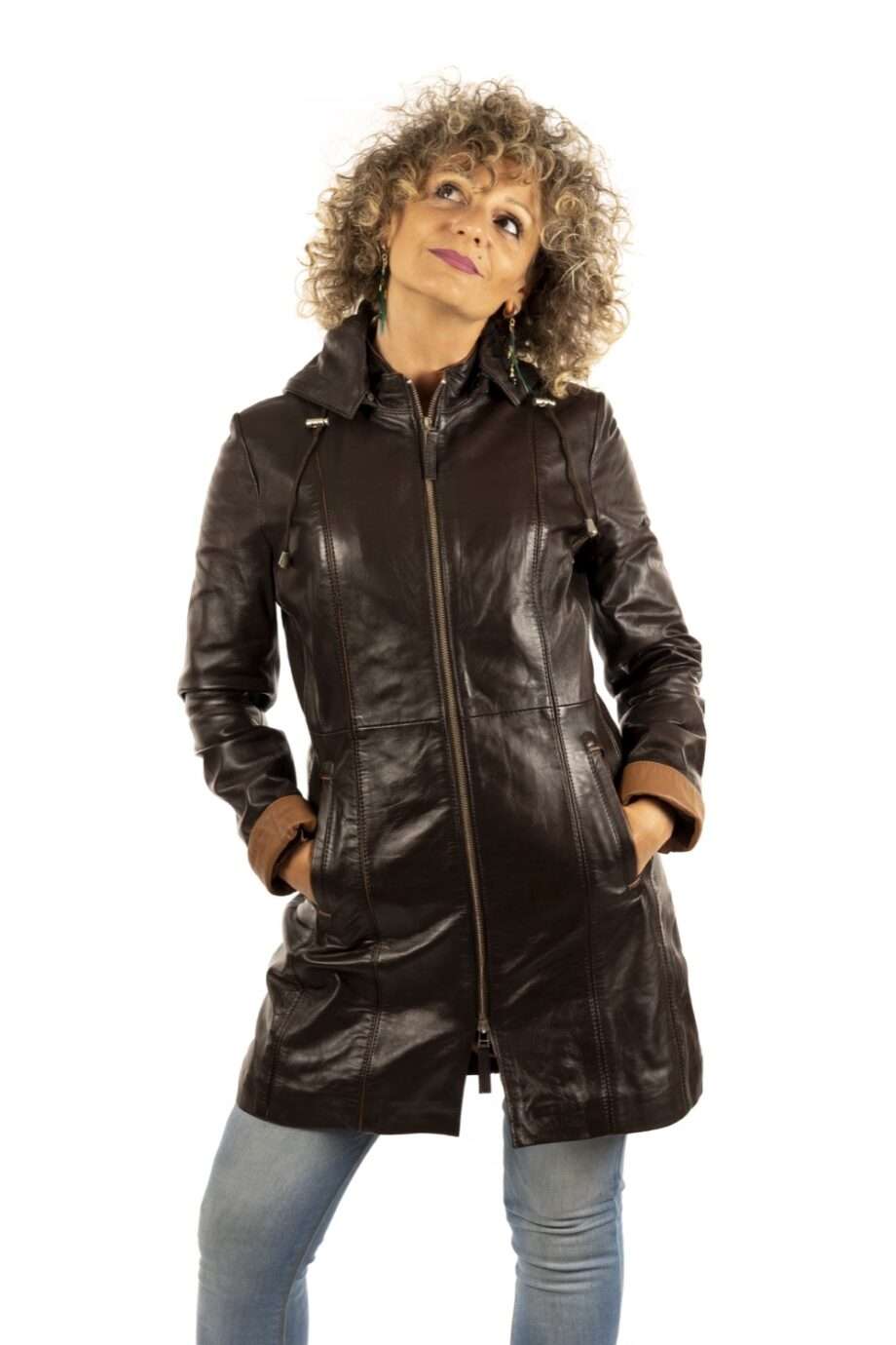 Levita de piel, CLAUDIA