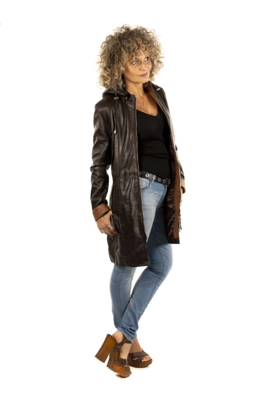 Levita de piel, CLAUDIA