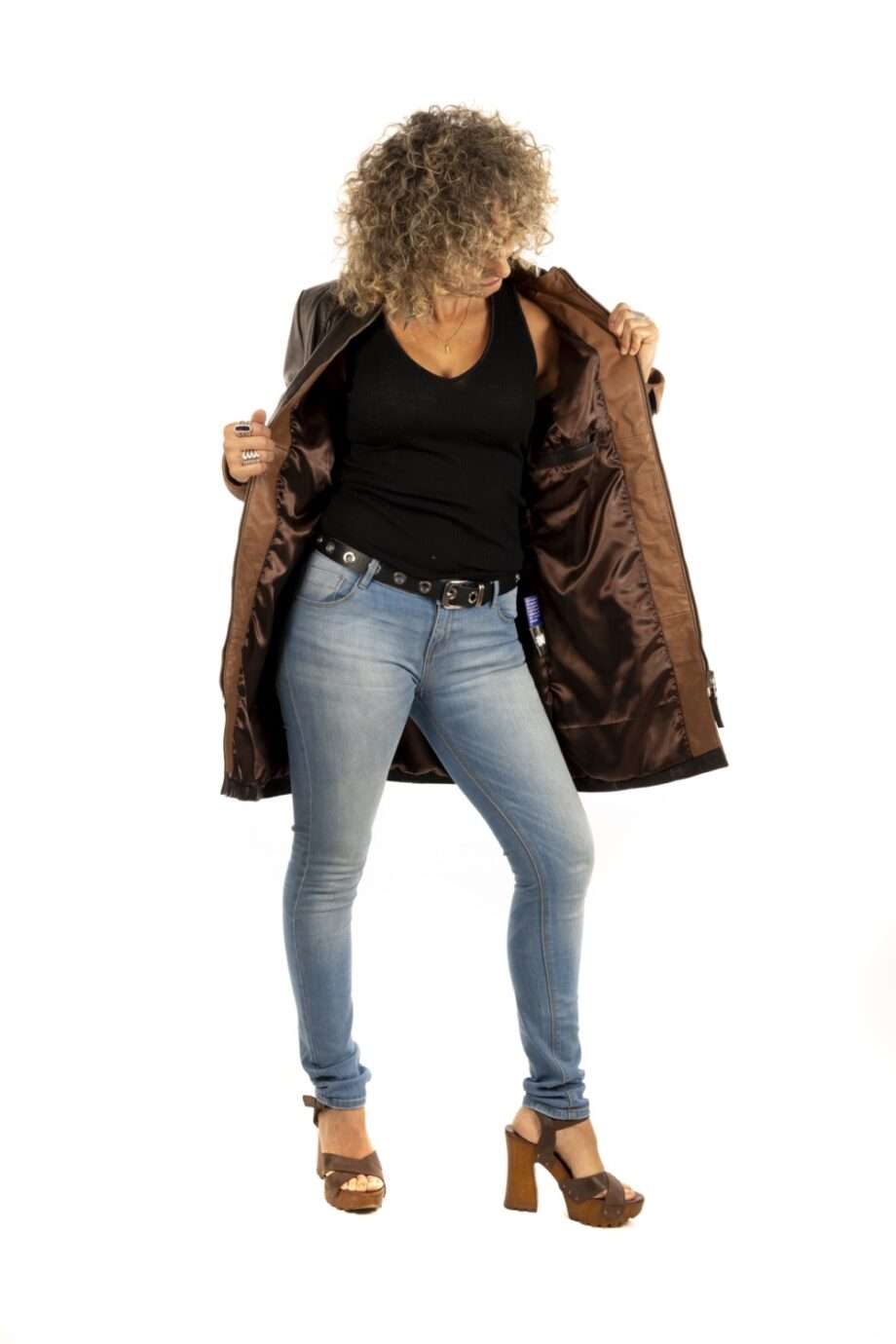 Levita de piel, CLAUDIA