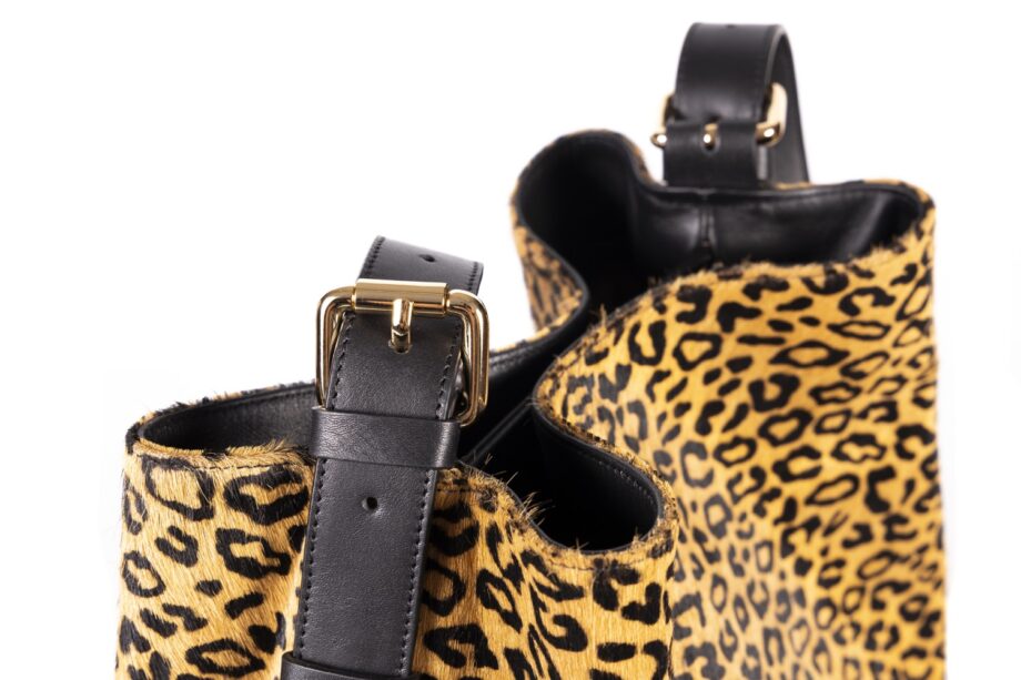 Bolso de piel con asa extensible
