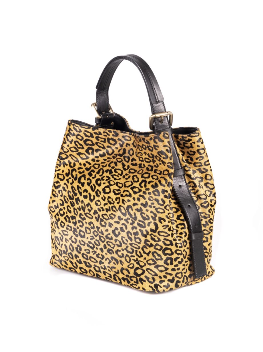 Bolso de piel con asa regulable.