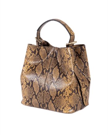 Bolso de piel con asa regulable.