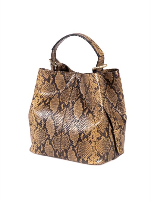 Bolso de piel con asa regulable.