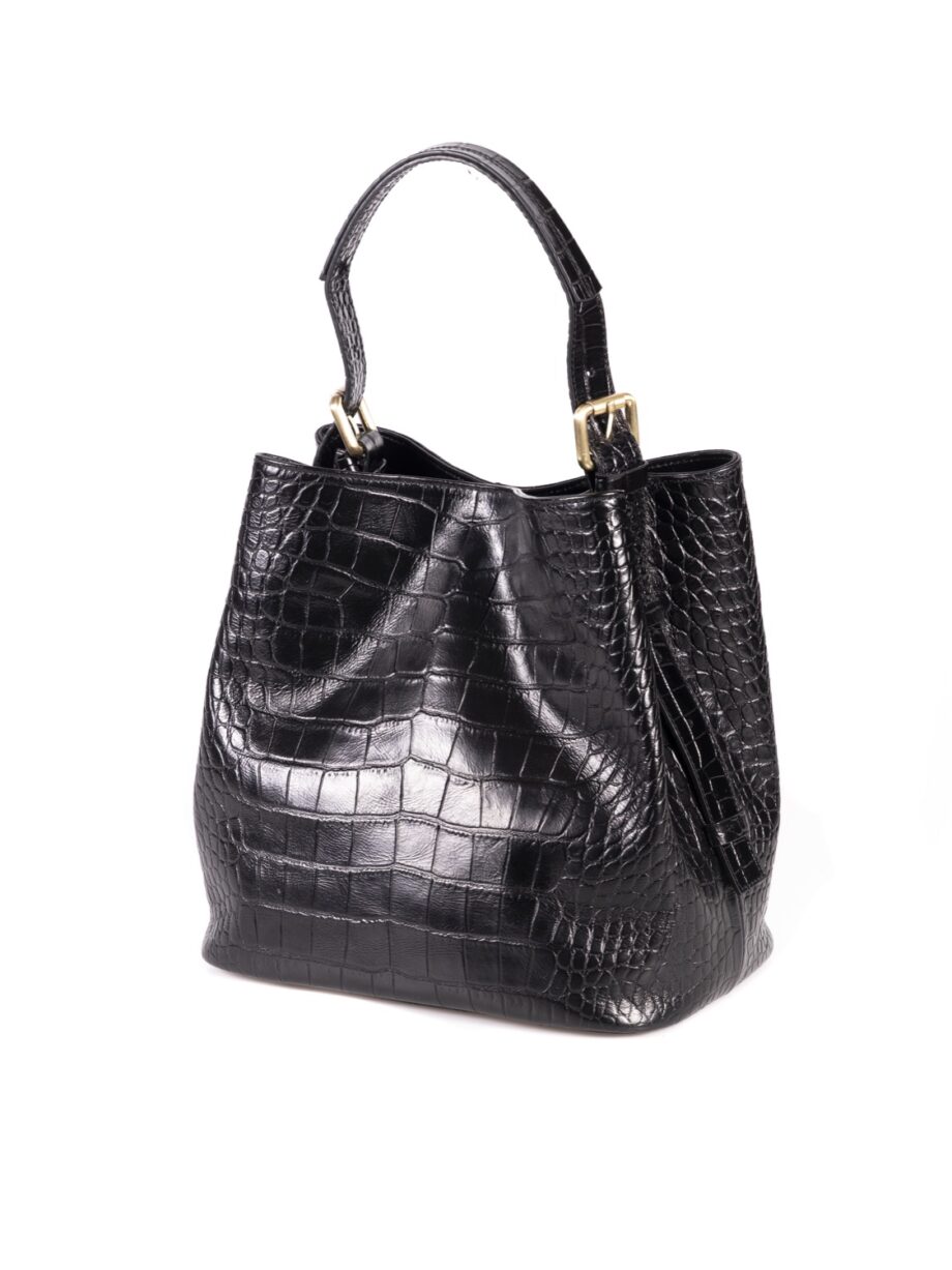 Bolso de piel con asa regulable.