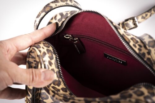 Bolso grabado de piel. - Imagen 2