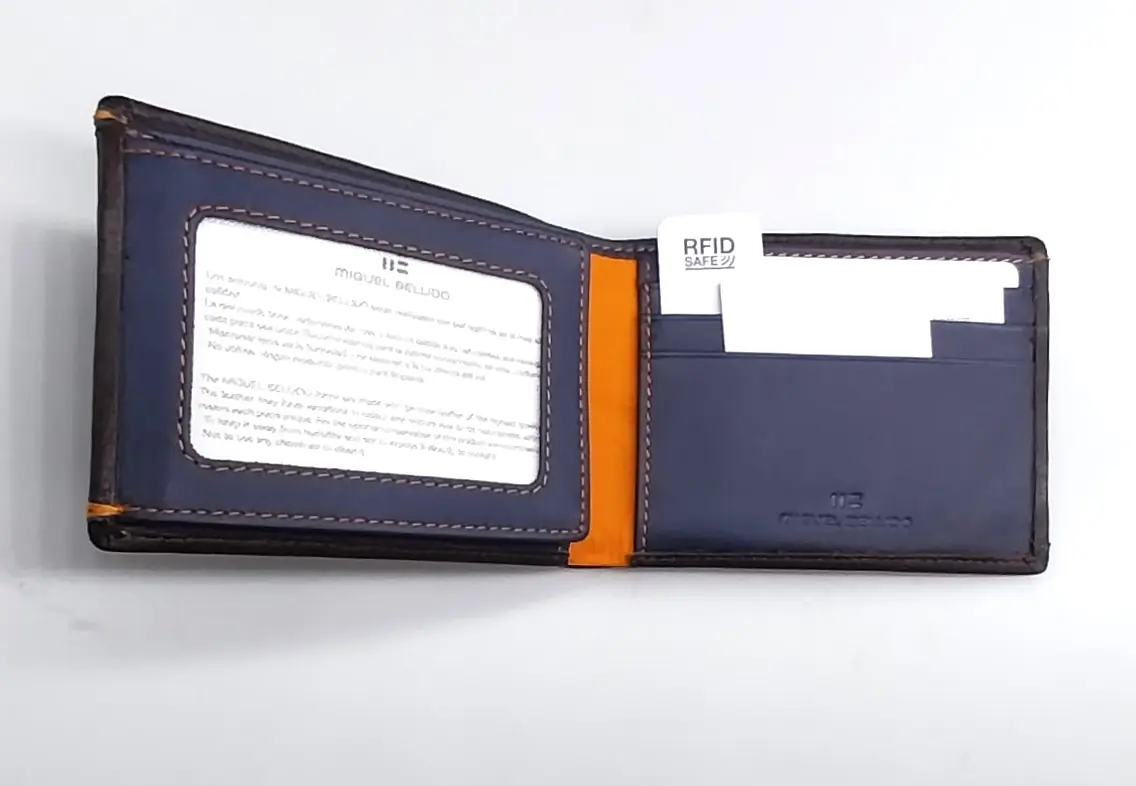 Billetera de piel vacuna para hombre con interior multicolor