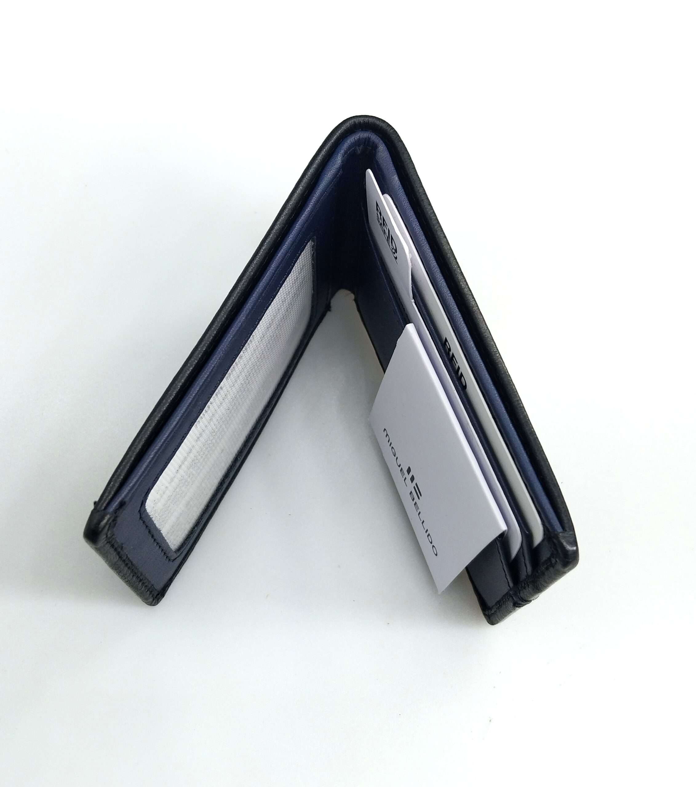 Billetera de piel vacuna para hombre compacta y funcional