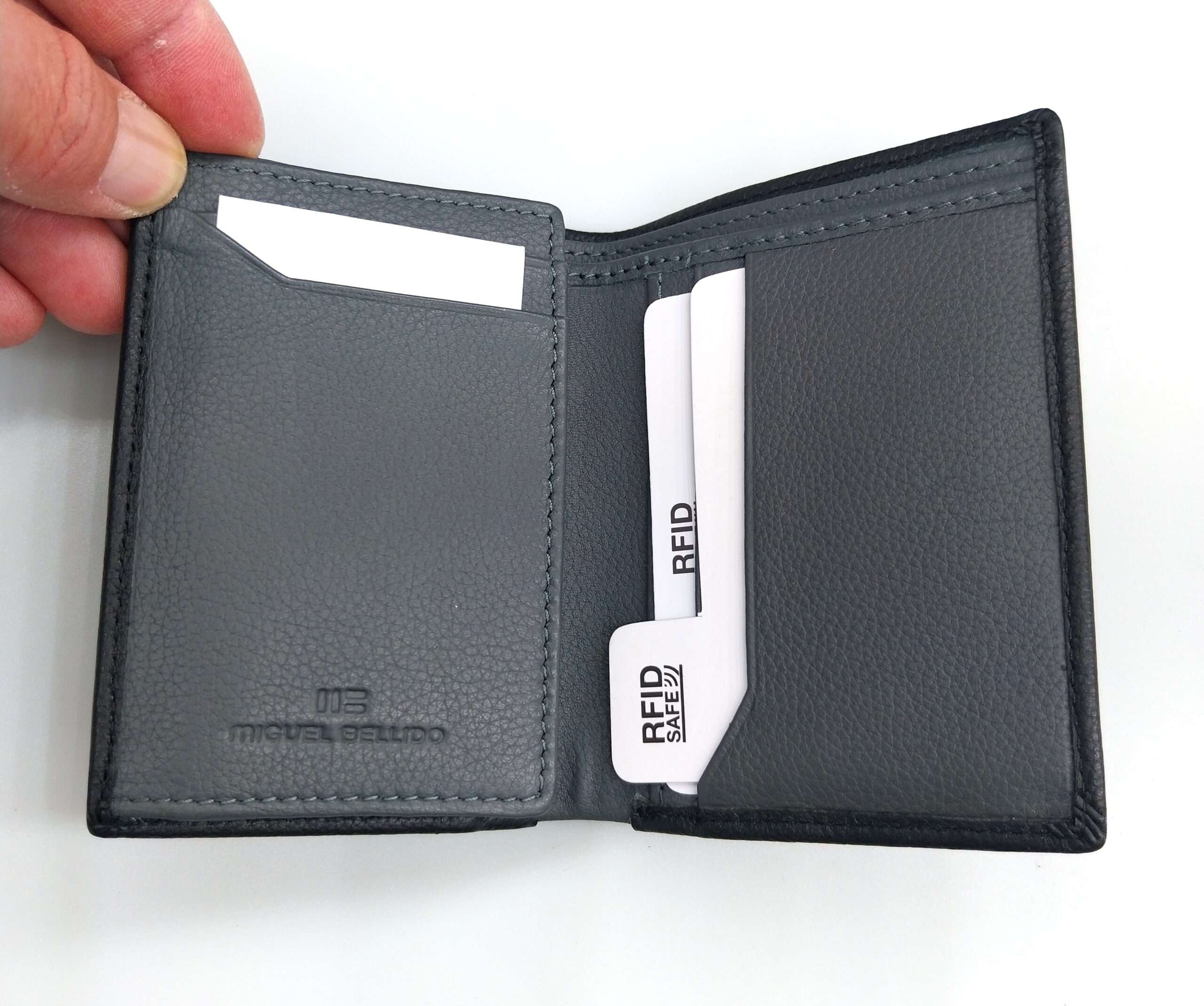 Billetera de piel vacuna para hombre con interior contrastado