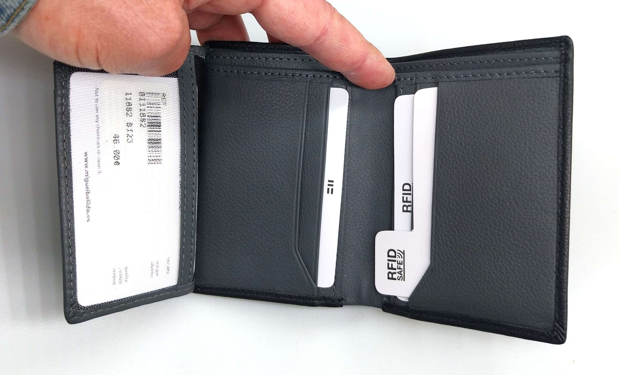 Billetera de piel vacuna para hombre con interior contrastado