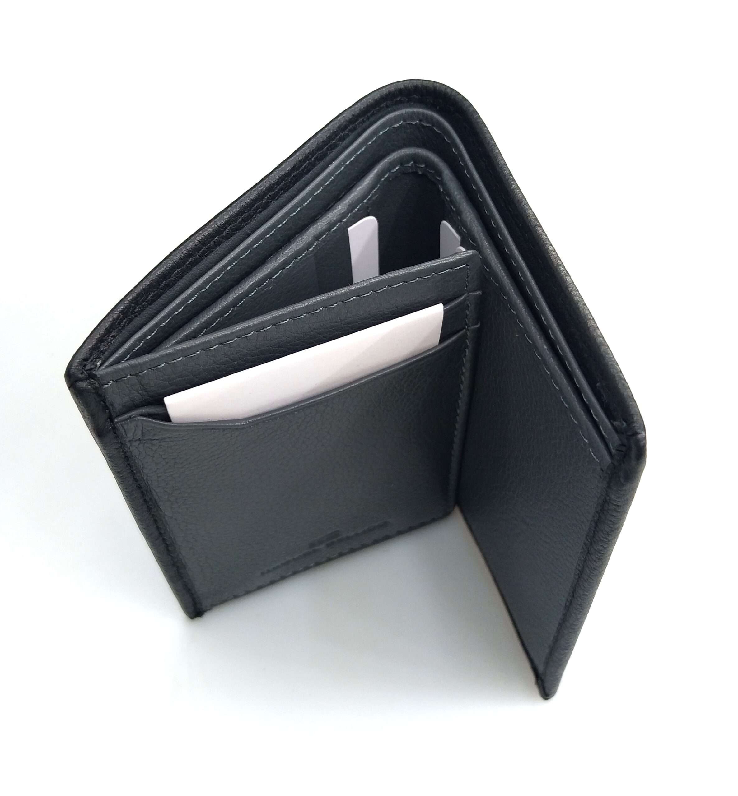 Billetera de piel vacuna para hombre con interior contrastado