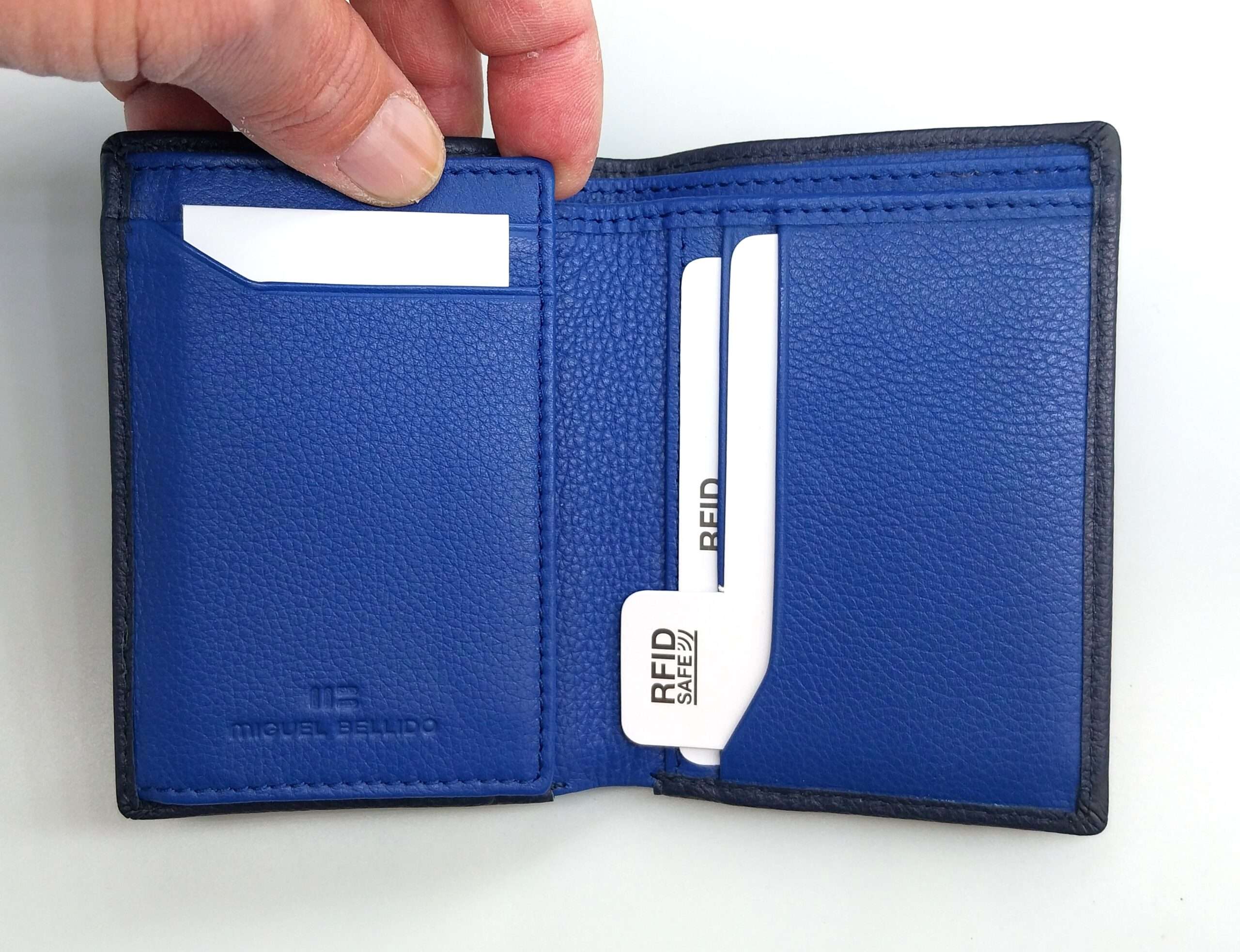 Billetera de piel vacuna para hombre con interior contrastado