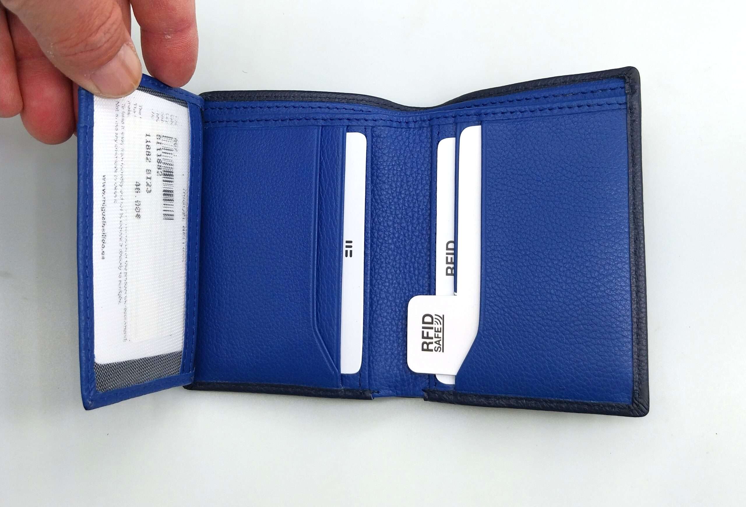 Billetera de piel vacuna para hombre con interior contrastado