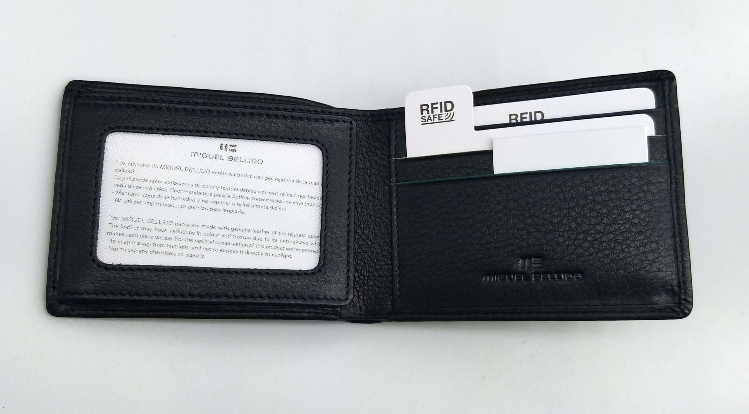 Billetera de piel vacuna para hombre con detalles azules