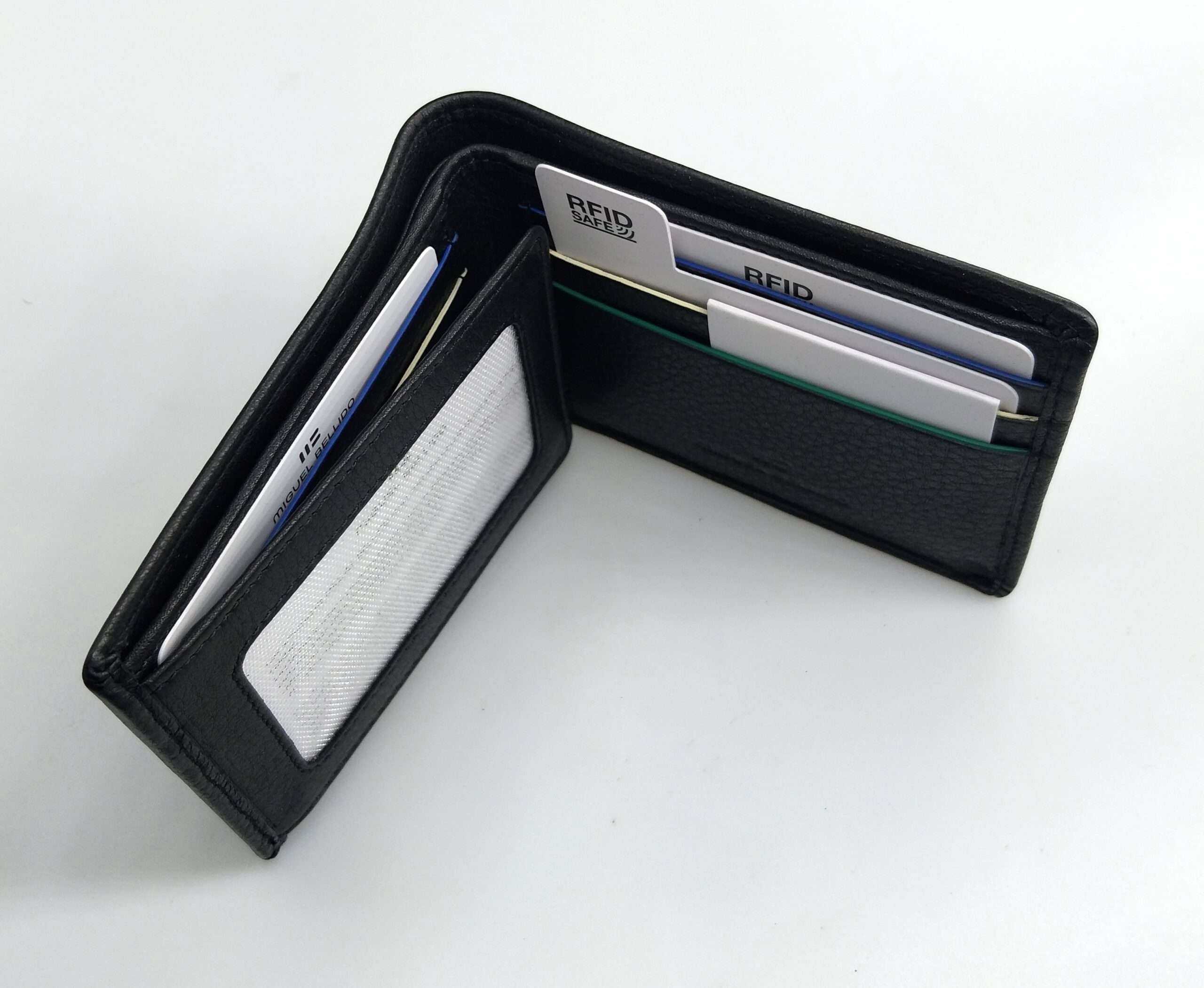 Billetera de piel vacuna para hombre con detalles azules