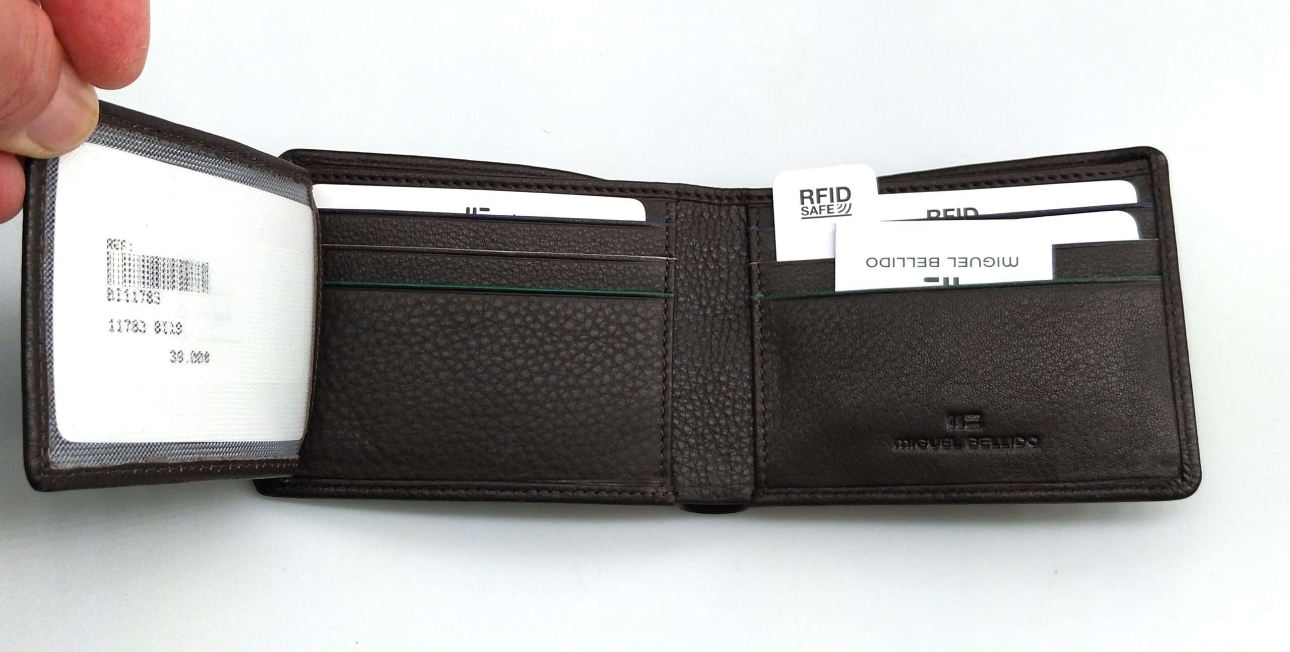 Billetera de piel vacuna para hombre con detalles azules